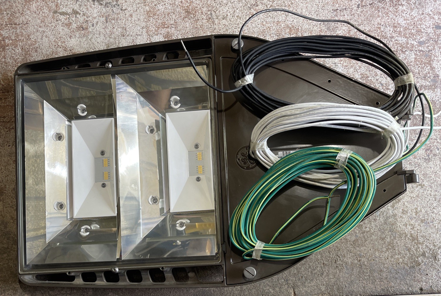 General Electric Evolve LED Series Area Light ANSI 7 Pin PE Receptacle 93111230