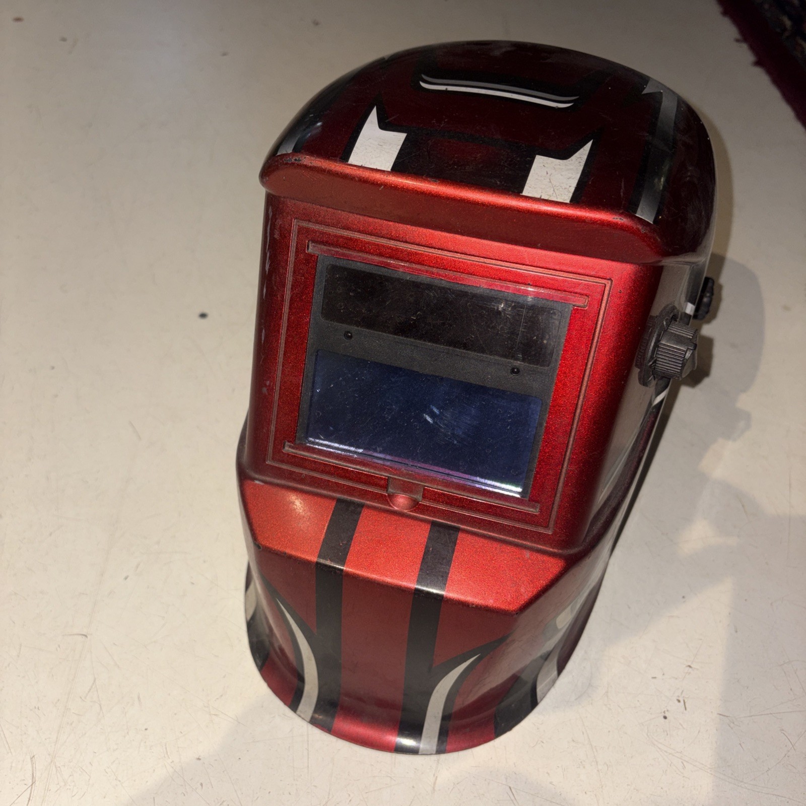 CHICAGO ELECTRIC 63121, Electric Red Design Auto-Darkening WELDING HELMET, Used
