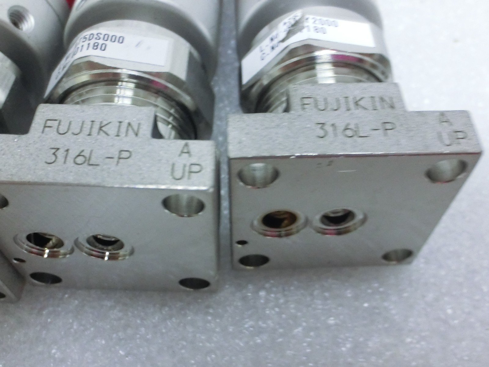 Lot of 4 Fujikin 401180 O.P. 0.5~0.6mPa N.C. Diaphragm Valve,Used,Jp~9930