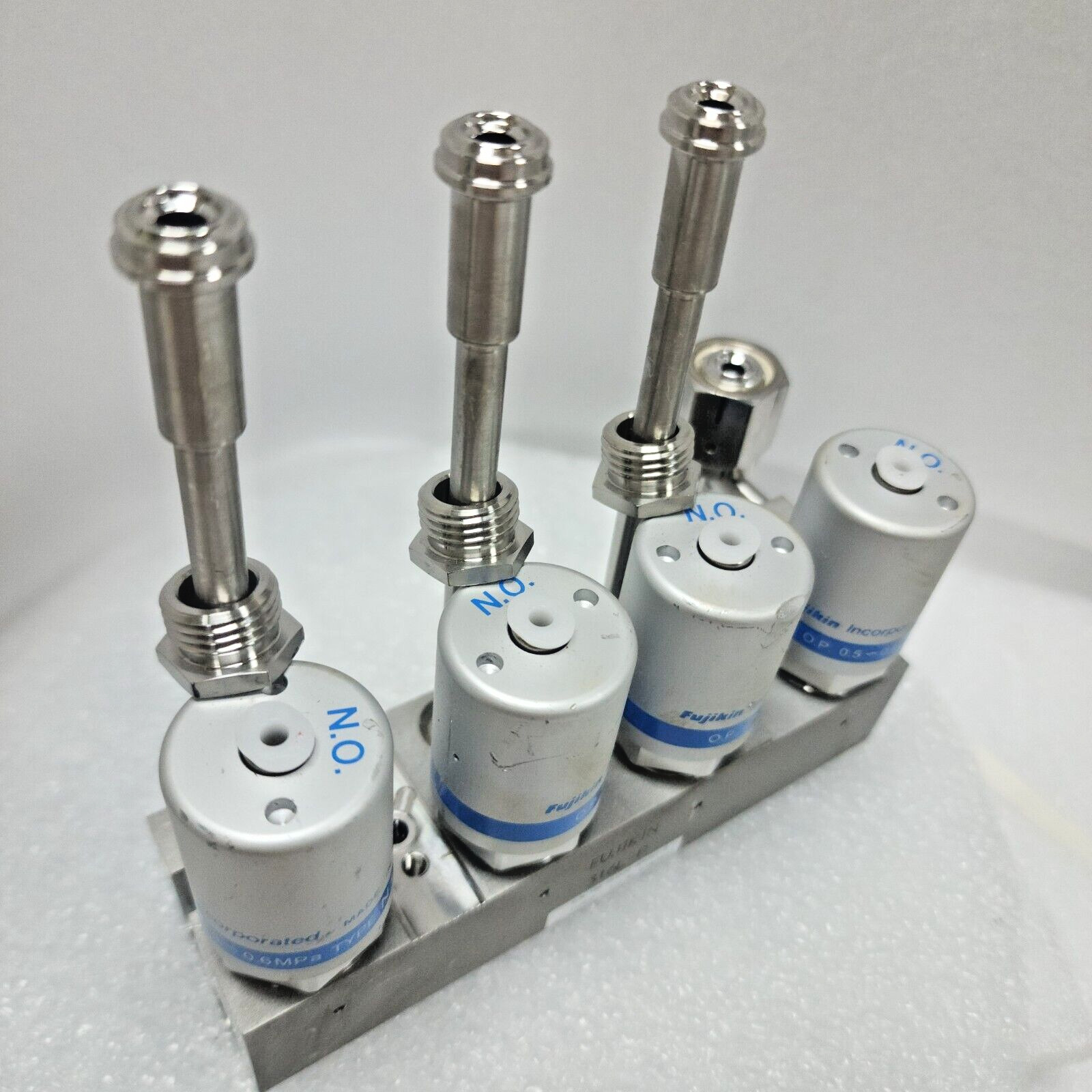 Lam 766-254520-326 Rev B, 4xFujikin 0.5~0.6 MPa Type N.O Assembly Valve, 97139