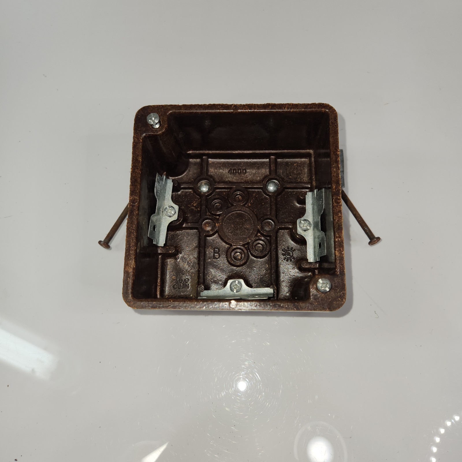 T&B 4000-N Phenolic 4″ Square Switch/Out Union Box With N-Bracket High Clamps