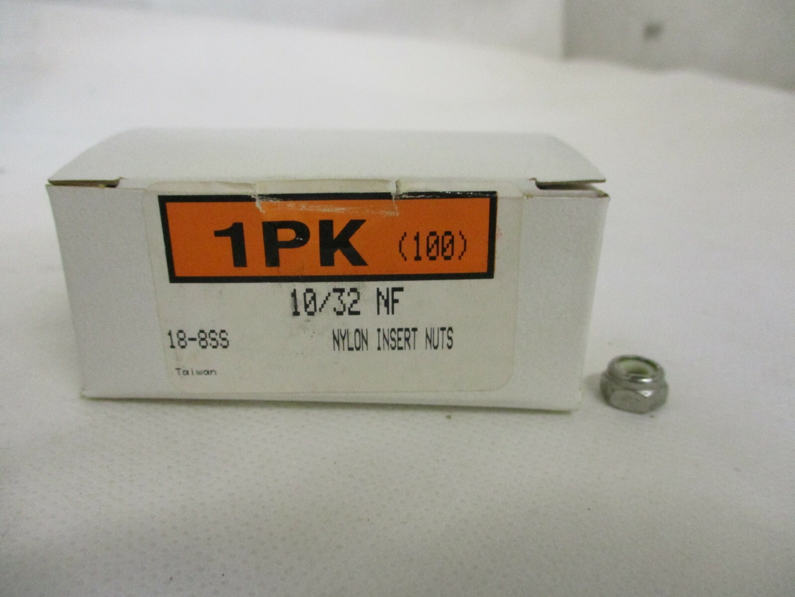 NEW BOX OF 100 STAINLESS STEEL 18-8SS 10/32 NF NYLON INSERT NUTS