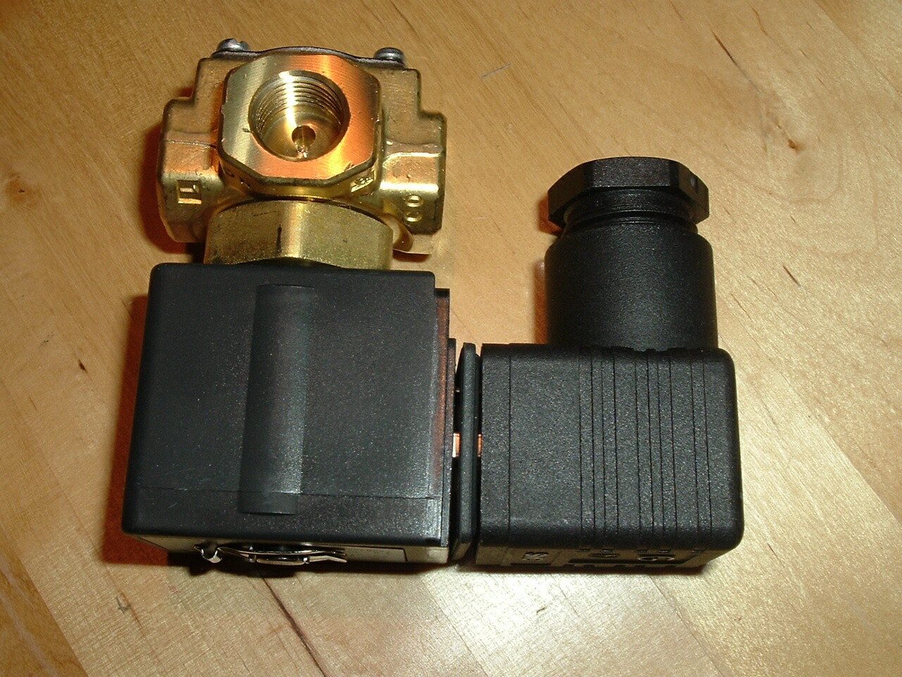 NEW! SMC VX3130-02F-5D1 Direct Operated 3-Port Solenoid Valve, 24VDC 1/4″ 0.3MPa