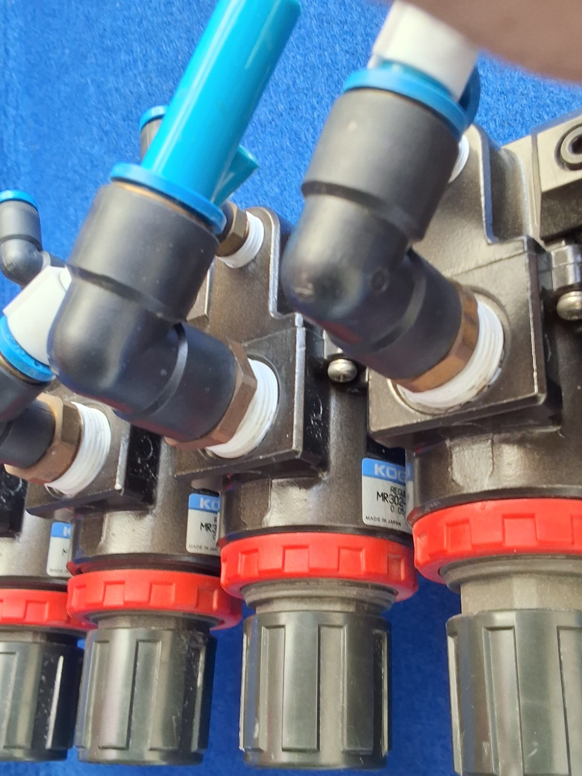 Koganei R300M6AS3-28W Regulator MR303-03-28W 0.05-0.25MPa 6-Port Manifold.