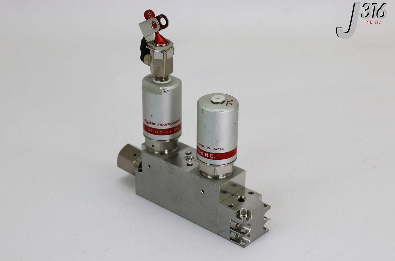 L16960 (LOT OF 20) FUJIKIN DIAPHRAGM BLOCK VALVES, N.C., O.P. 0.5~0.6MPA 477945
