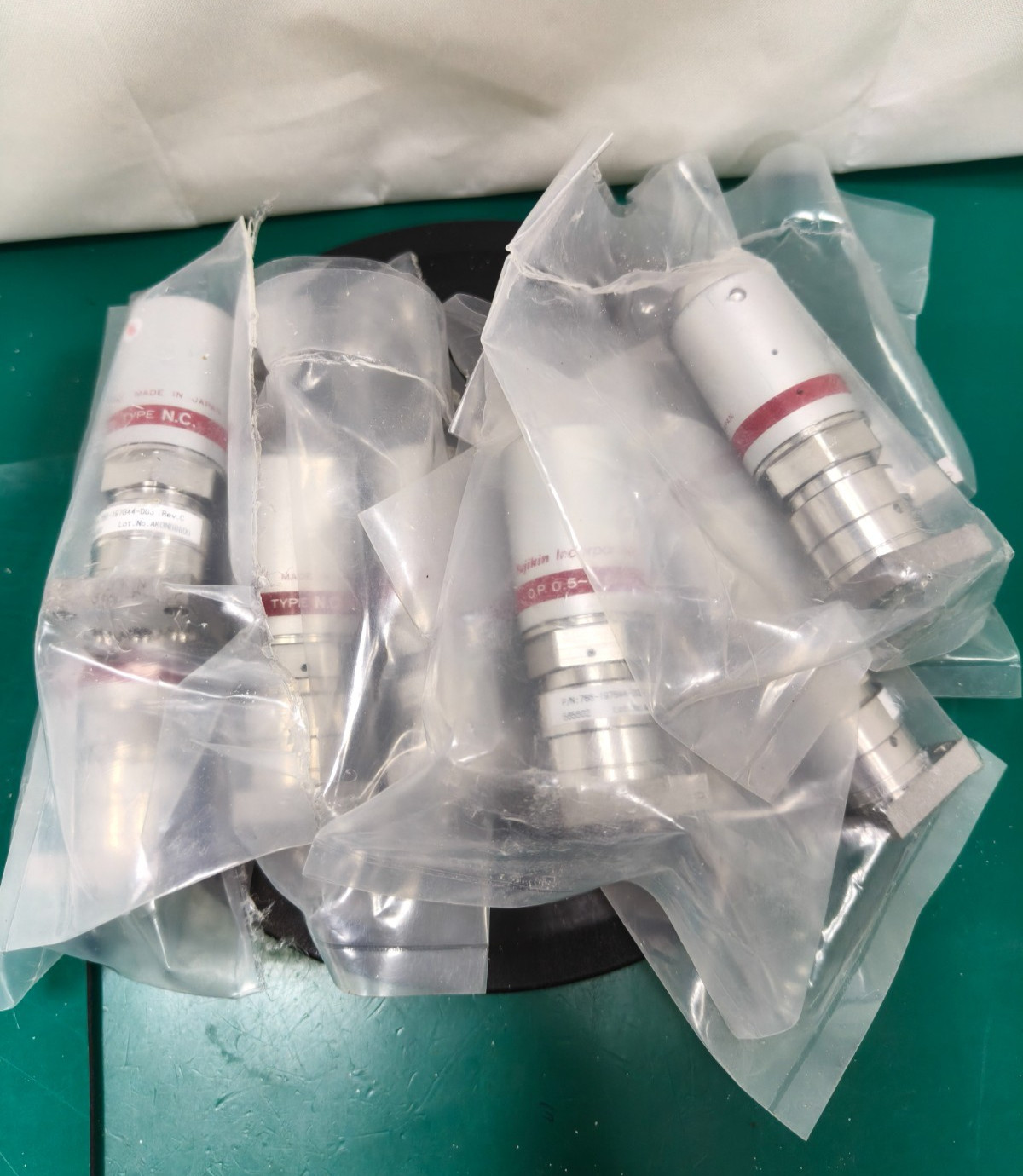 Lot of 8 Lam 766-197844-003 R C, Fujikin 0.5~0.6mPa No.565602 Valve,Unused,97457