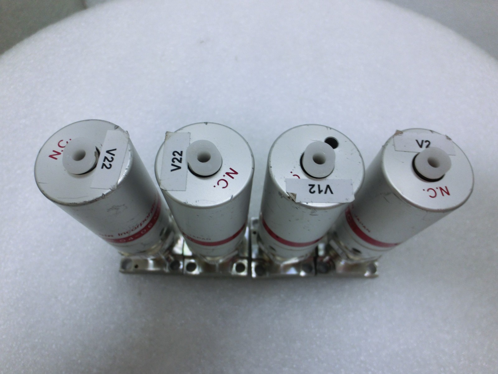 Lot of 4 Fujikin 401180 O.P. 0.5~0.6mPa N.C. Diaphragm Valve,Used,Jp~9930