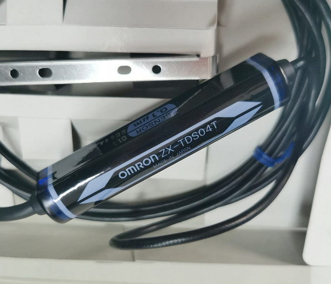 New in box Omron ZX-TDS04T Smart Sensor