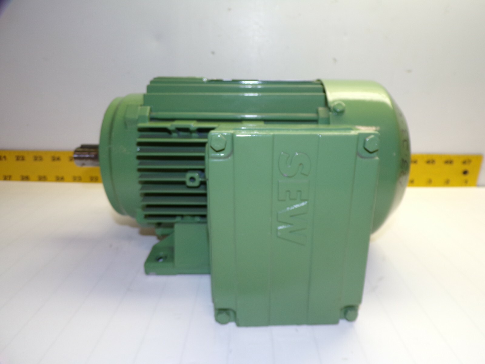 SEW-EURODRIVE .5 HP AC ELECTRIC MOTOR 0.4/0.63 kW 480V 1680/3300 RPM DZ80K4/2