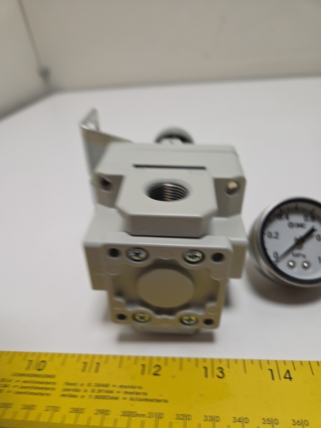 SMC IR3020-03BG Precision Air Regulator w/ Gauge & Bracket 0.01-0.8MPa
