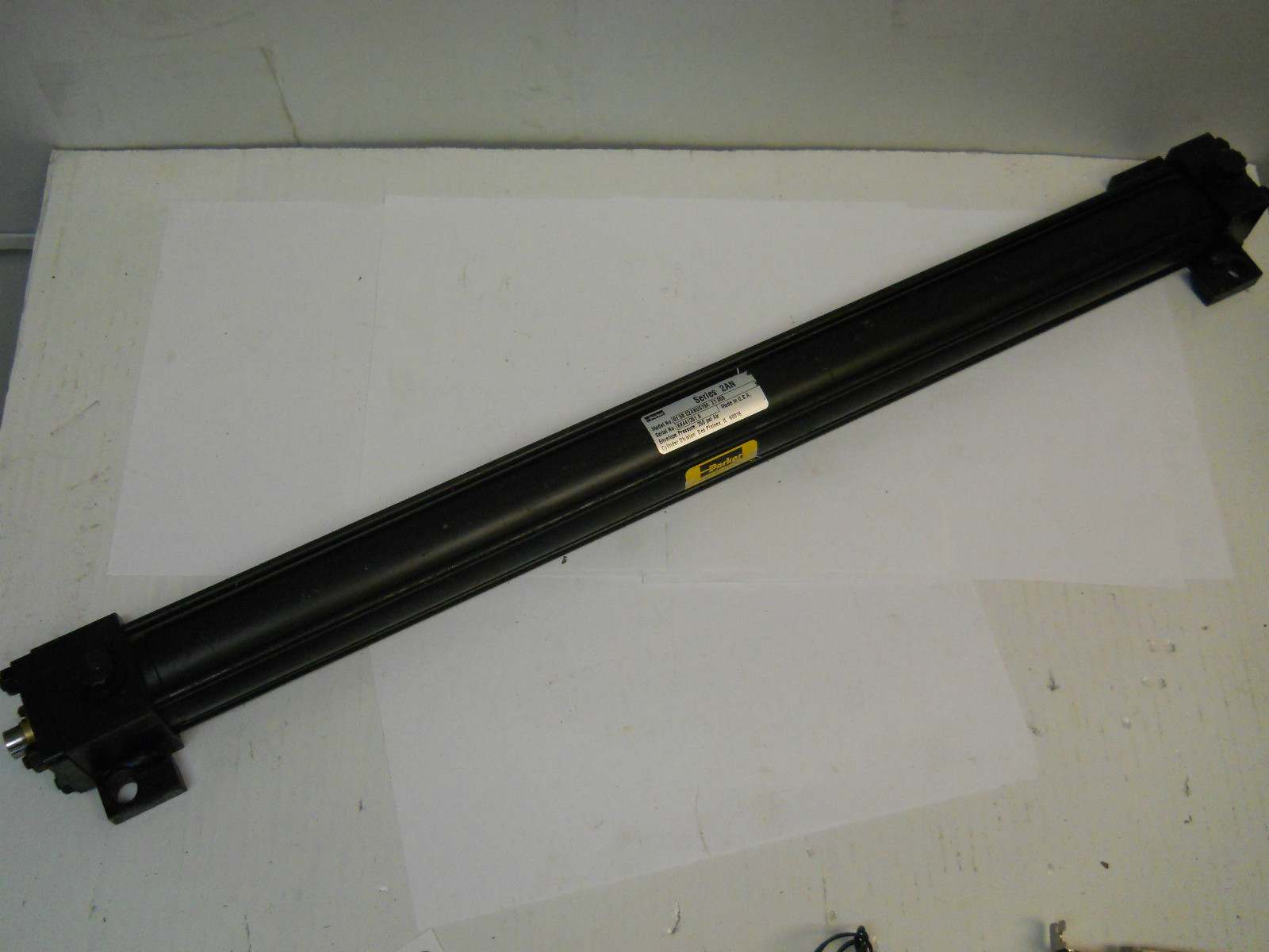 PARKER 01.50 C2ANUS19A 21.000 PNEUMATIC CYLINDER 20″ STROKE 5/8″ ROD NEW NO BOX