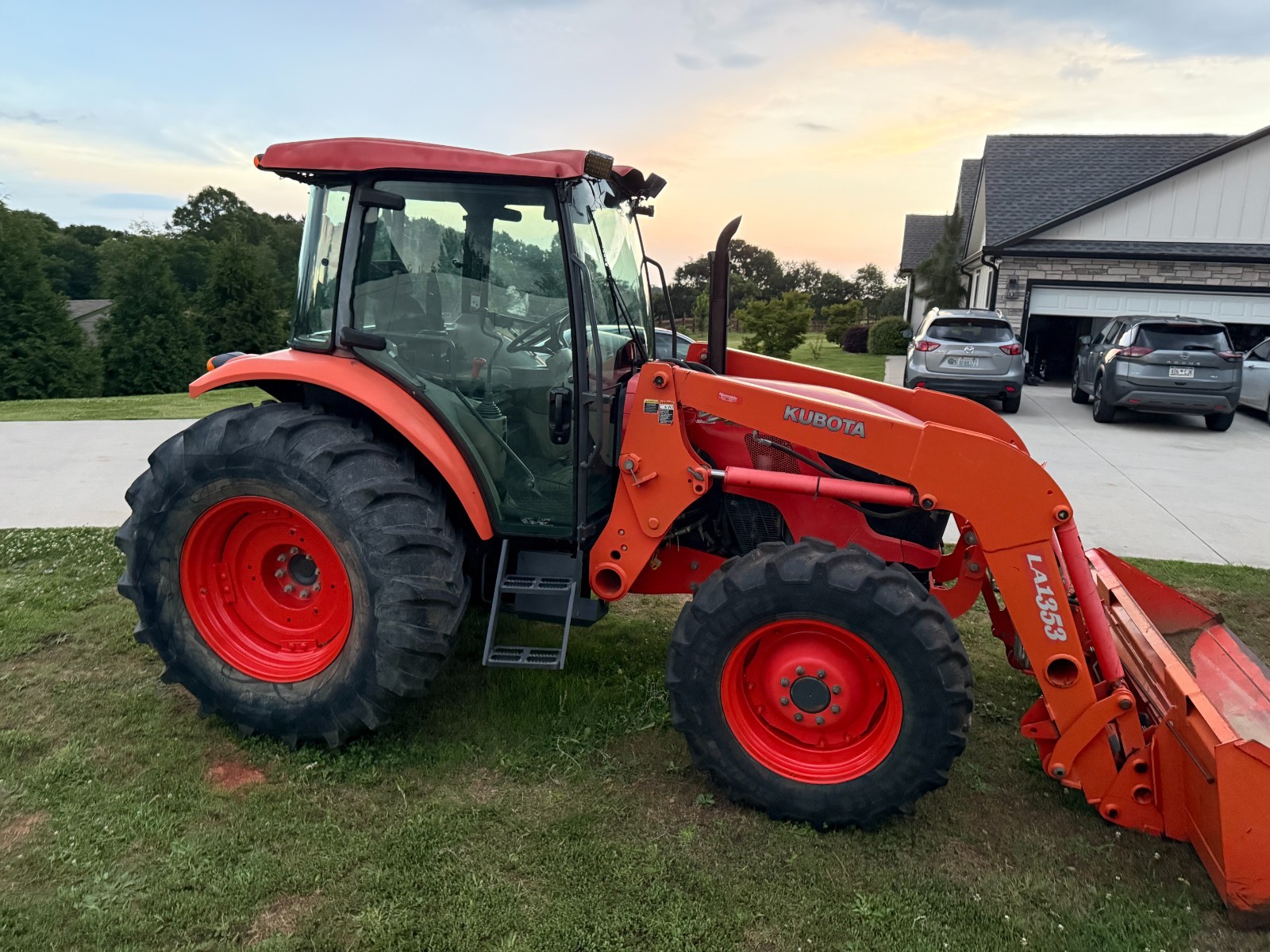 2016 KUBOTA M8560D TRACTOR WITH LOADER – A/C CAB – 4X4 – ONLY 2,763HOURS!! 85 HP