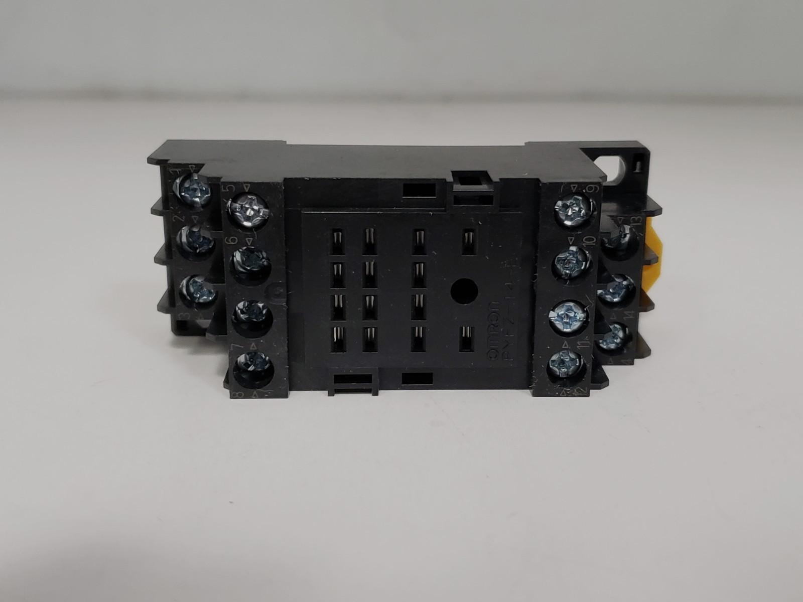 OMRON PYFZ-14-E RELAY SOCKET 4 POLE 6A (LOT OF 2) NNB
