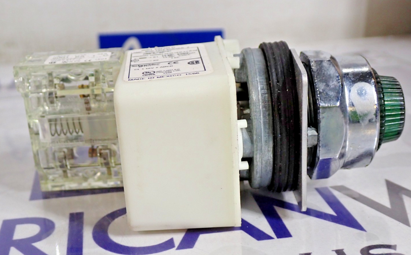 Schneider Electric 9001KM38LG GREEN Push Button 30mm Type KA – TESTED