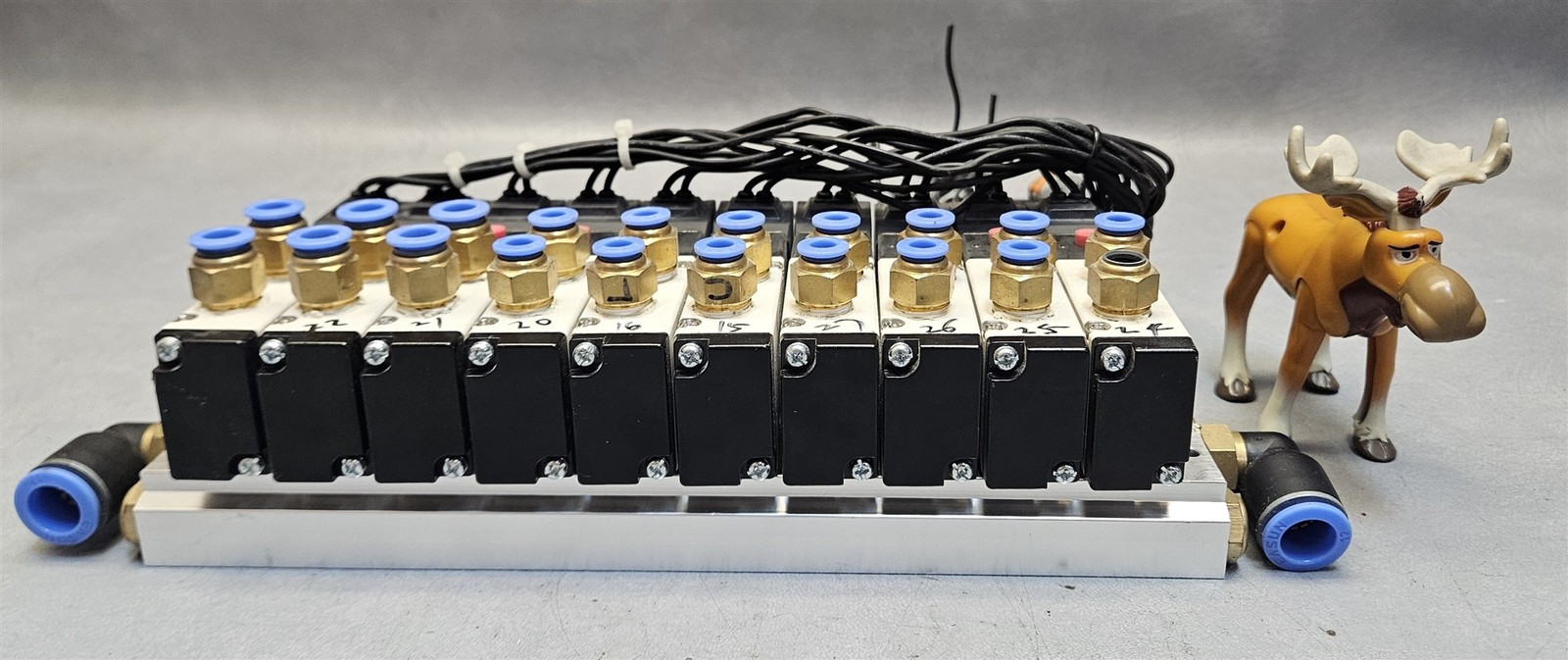 Lot of 10 4V210-08 Pneumatic Solenoid Valves 0.15-0.8MPa 24V on AirTac Manifold