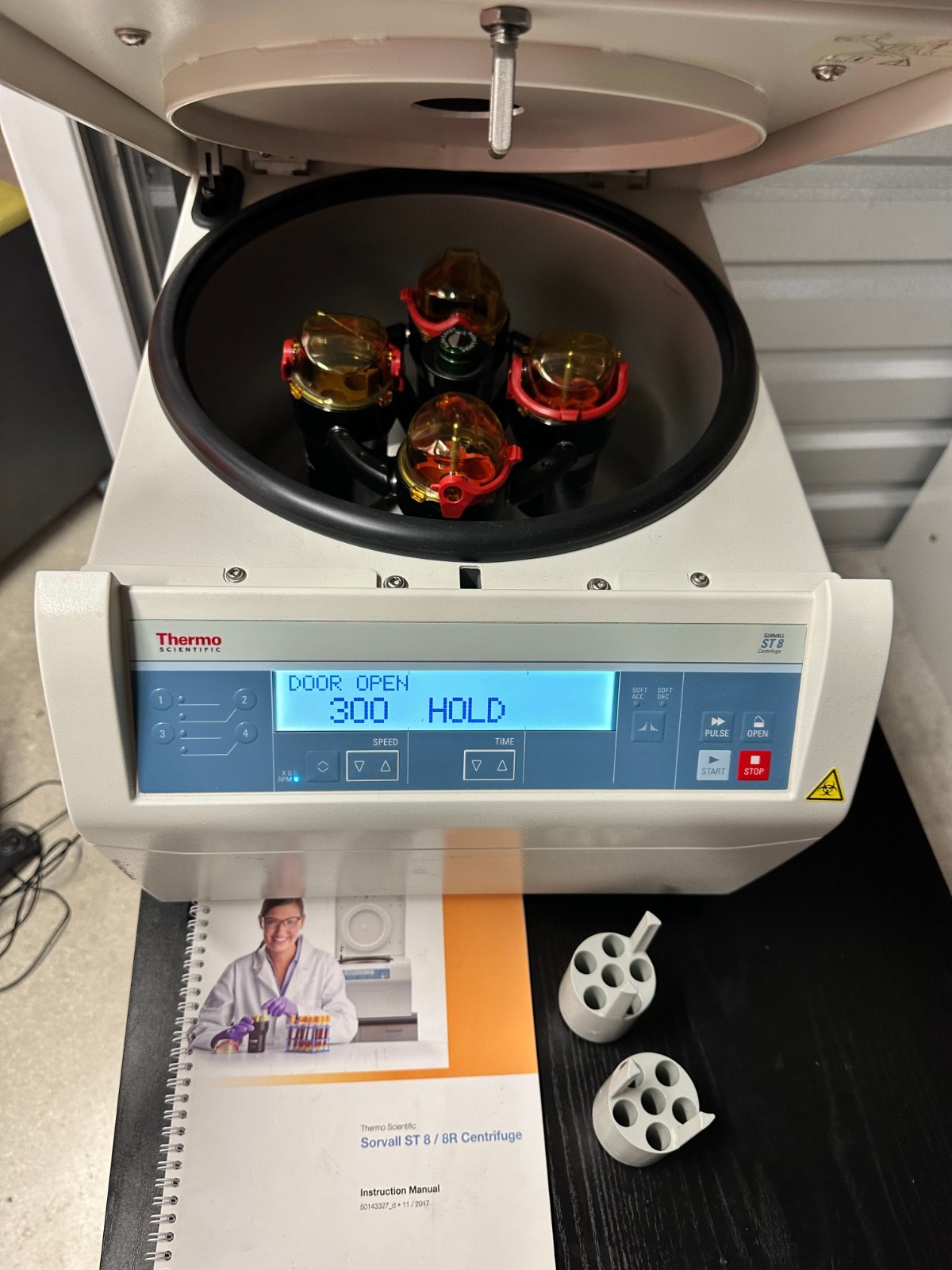 Thermo Scientific Sorvall ST 8 Centrifuge 75007200 Benchtop Lab w/ Rotor 120V