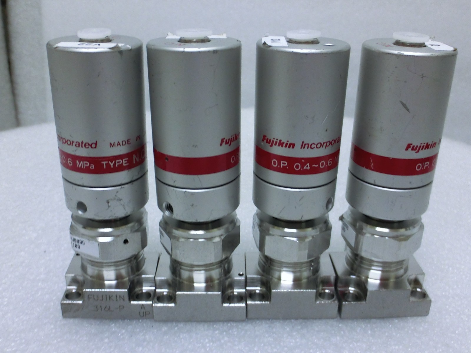 Lot of 4 Fujikin 401180 O.P. 0.5~0.6mPa N.C. Diaphragm Valve,Used,Jp~9930