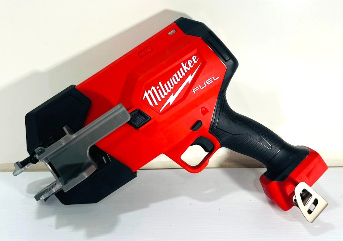 Milwaukee M18 FUEL ½”-1” Steel Pipe Cutter 3469-20 **Tool Only*Missing blade**