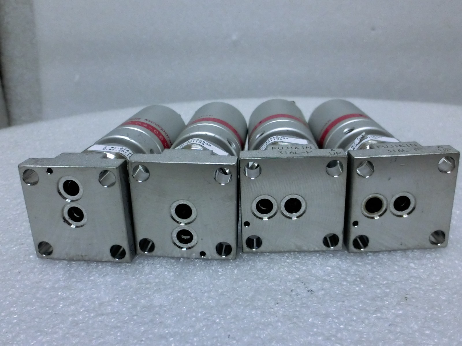 Lot of 4 Fujikin 401180 O.P. 0.5~0.6mPa N.C. Diaphragm Valve,Used,Jp~9930