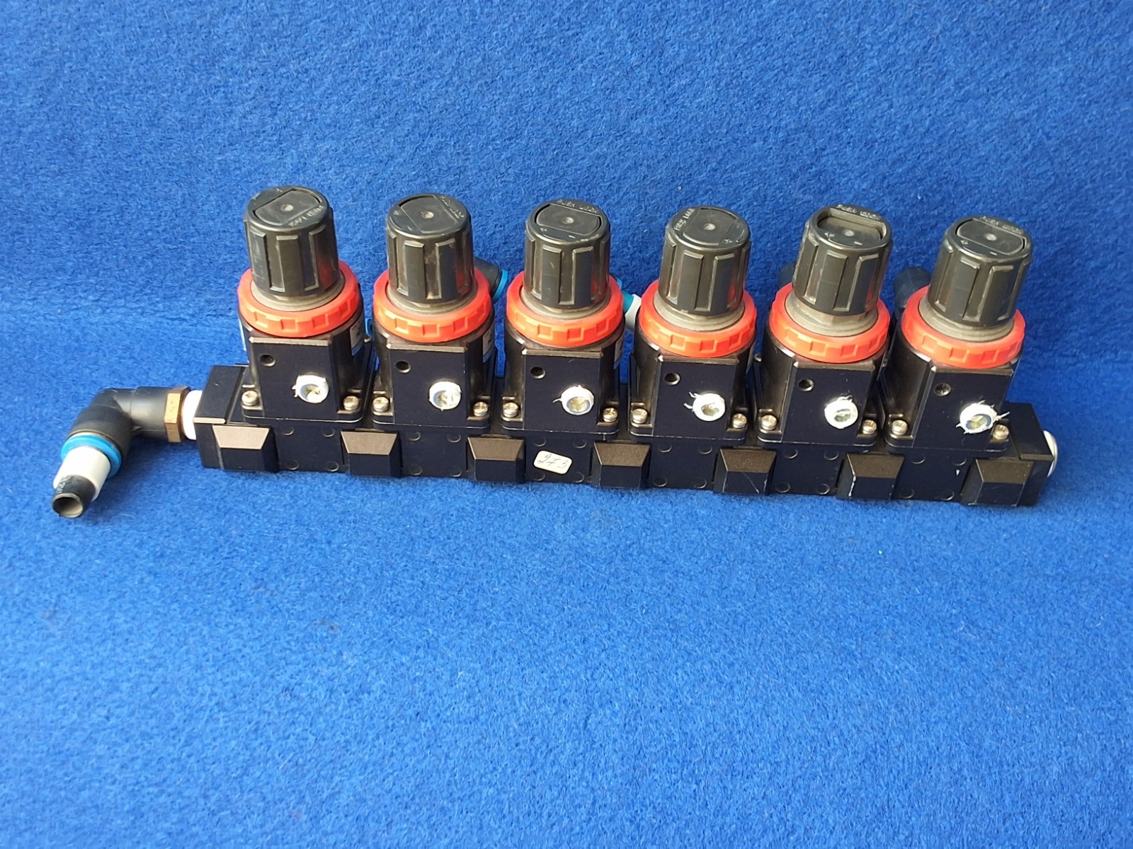 Koganei R300M6AS3-28W Regulator MR303-03-28W 0.05-0.25MPa 6-Port Manifold.