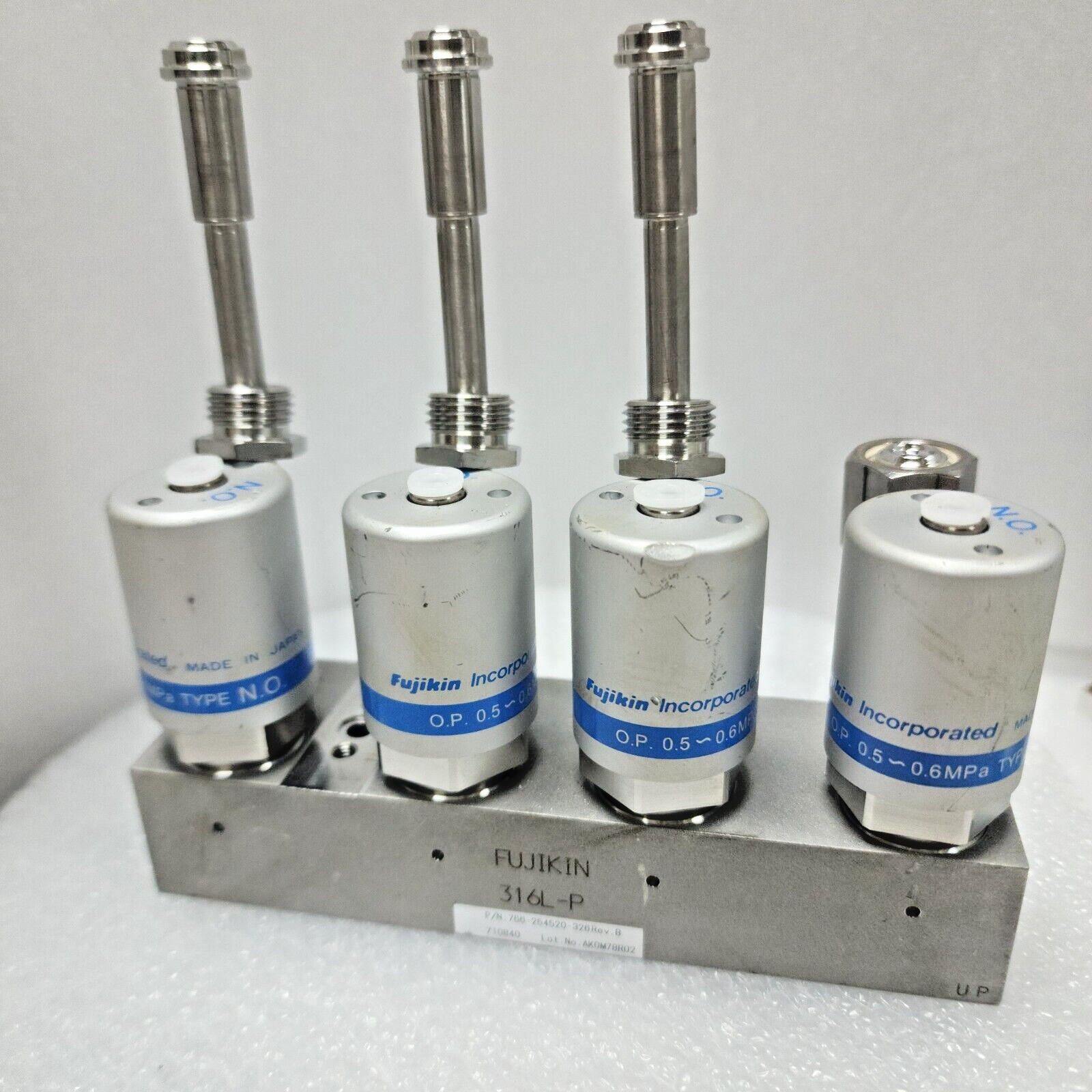 Lam 766-254520-326 Rev B, 4xFujikin 0.5~0.6 MPa Type N.O Assembly Valve, 97139