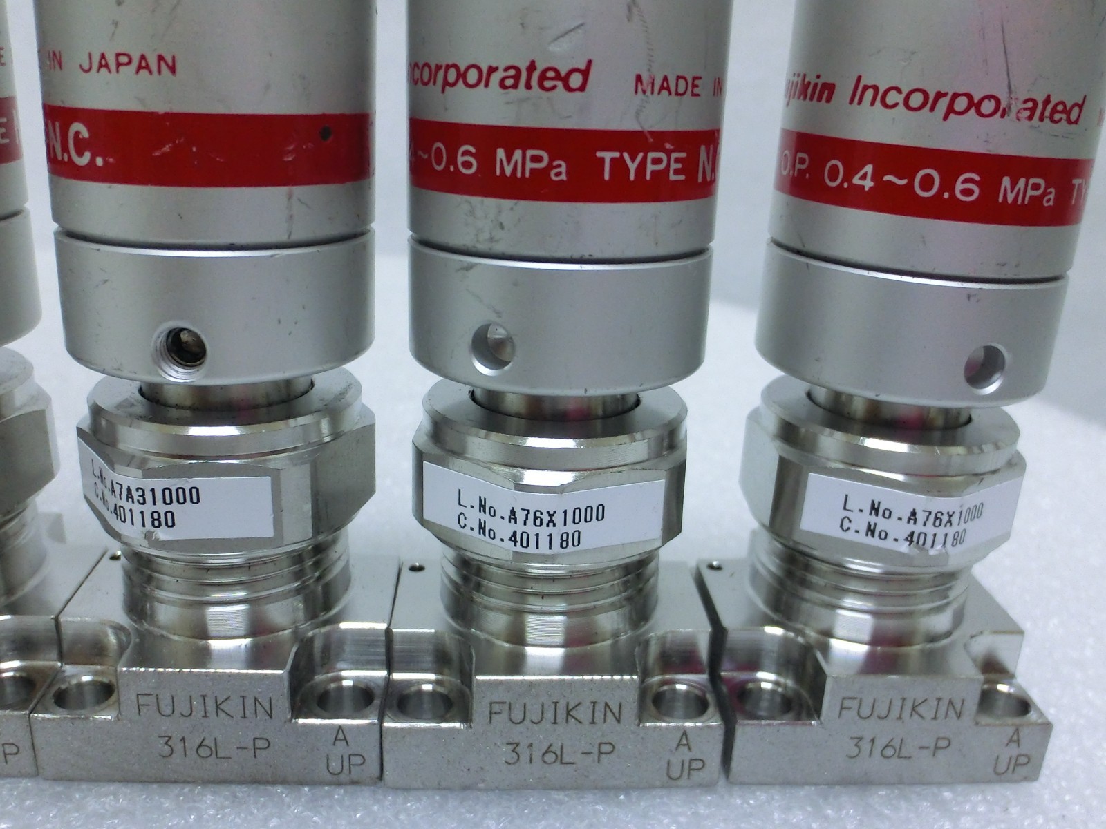 Lot of 7 Fujikin 401180 O.P. 0.5~0.6mPa N.C. Diaphragm Valve,Used,Jp~9931