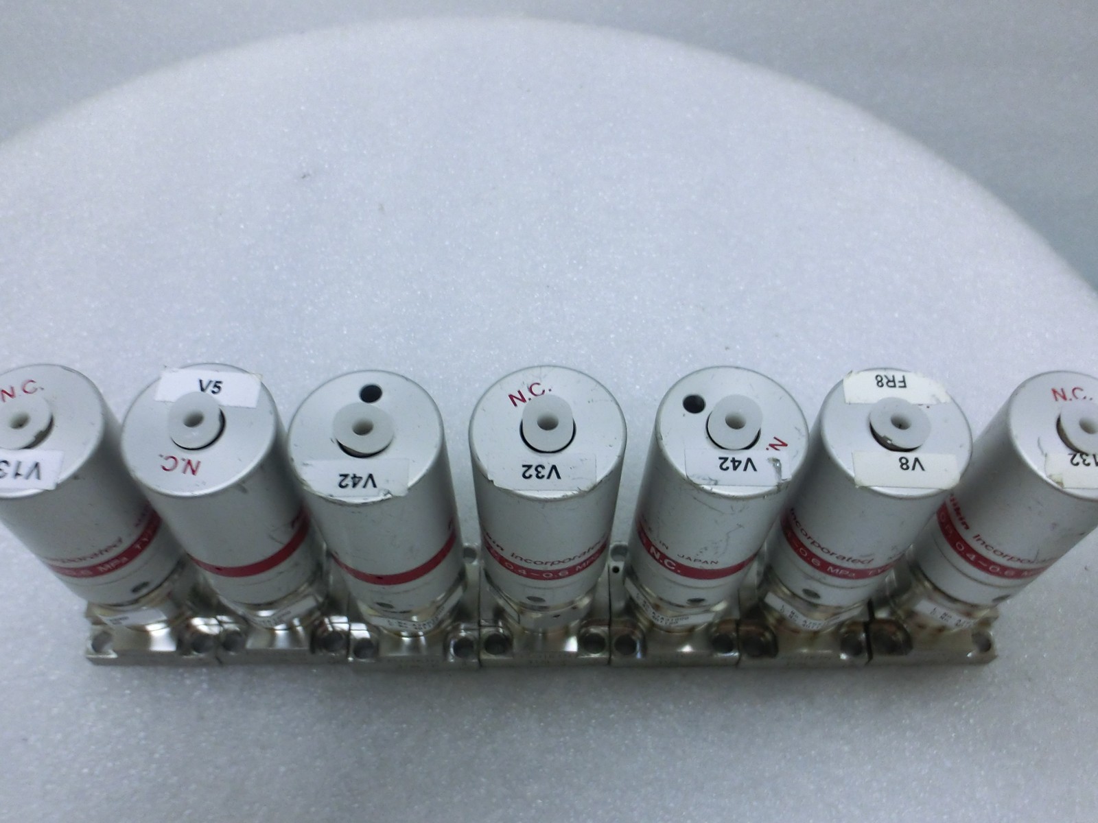 Lot of 7 Fujikin 401180 O.P. 0.5~0.6mPa N.C. Diaphragm Valve,Used,Jp~9931