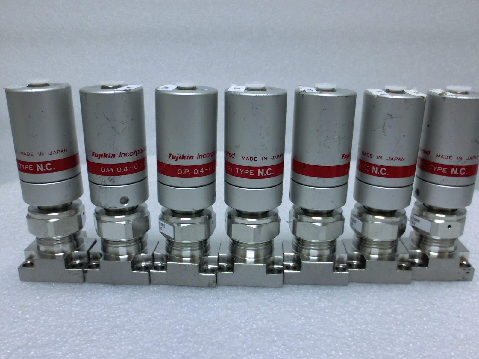 Lot of 7 Fujikin 401180 O.P. 0.5~0.6mPa N.C. Diaphragm Valve,Used,Jp~9931