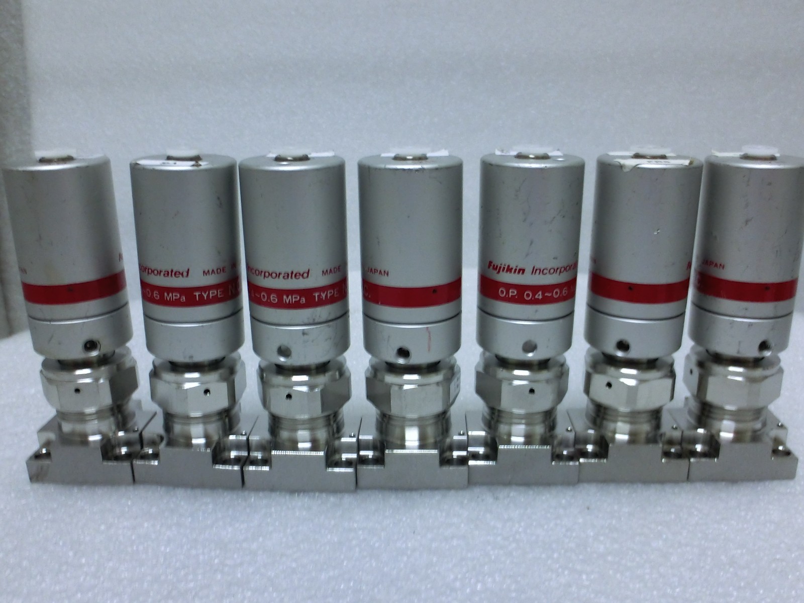 Lot of 7 Fujikin 401180 O.P. 0.5~0.6mPa N.C. Diaphragm Valve,Used,Jp~9931