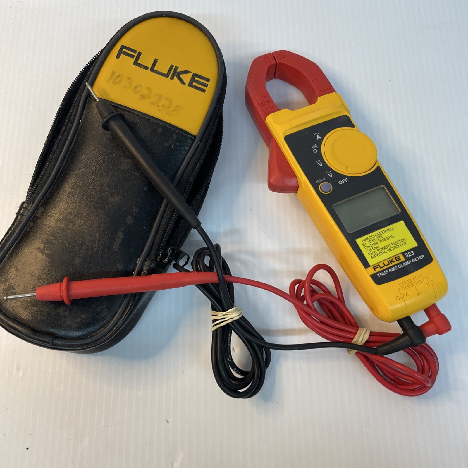 Fluke 323 True-RMS Digital Clamp Meter W/ Carrying Case – Pre Owned