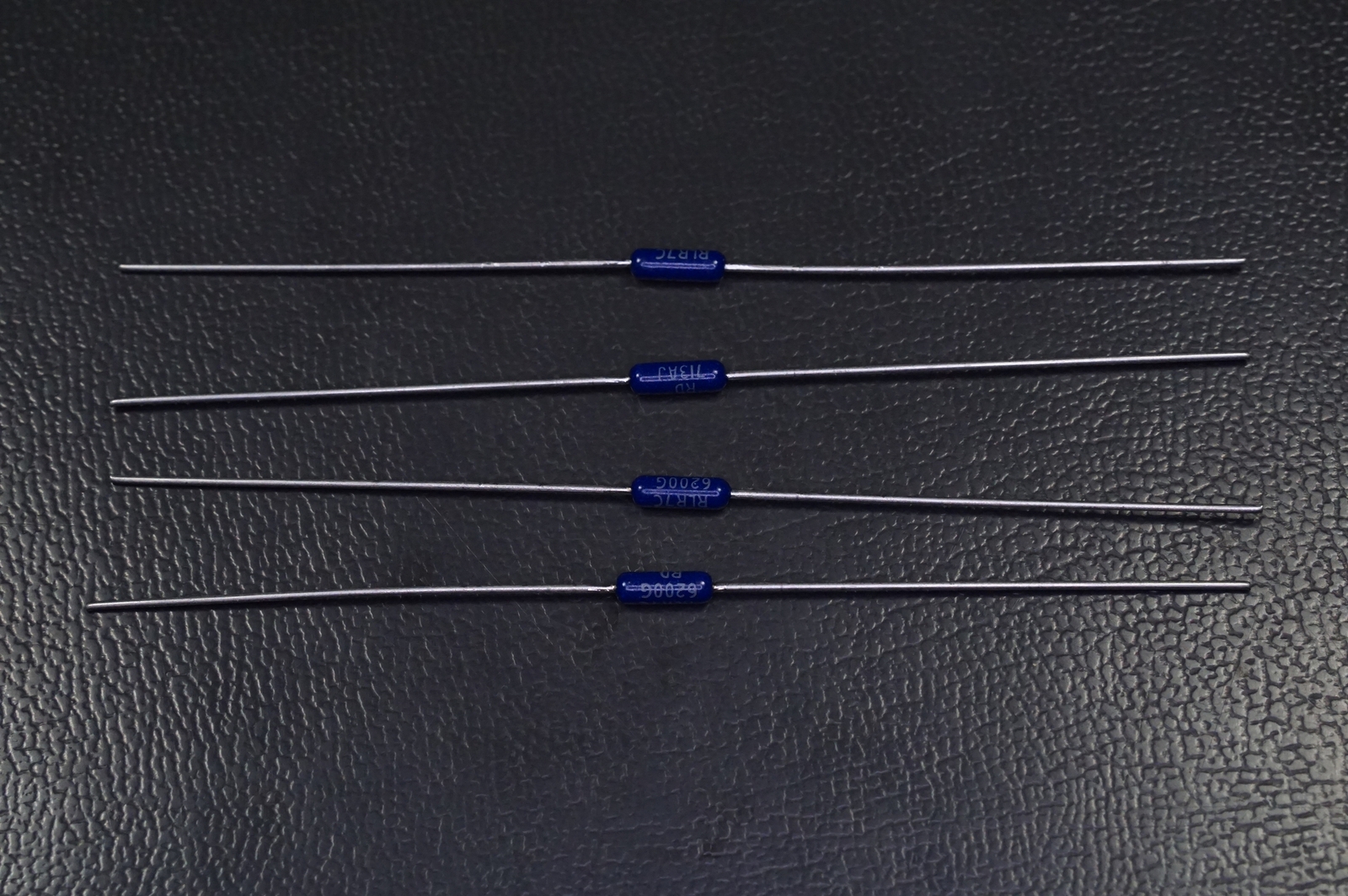 Lot of 4 RLR07C6200GR Vishay Metal Film Resistor 620 Ohm 2% 250mW 1/4W Axial NOS