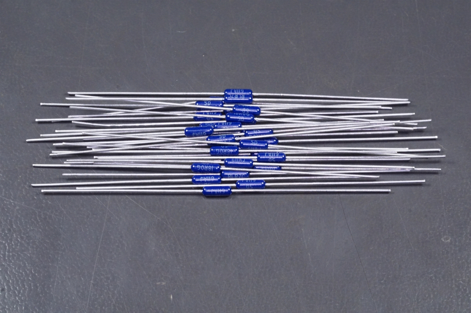 Lot of 30 RLR07C18R0GS Vishay Metal Film Resistor 18 Ohm 2% 250mW 1/4W Axial