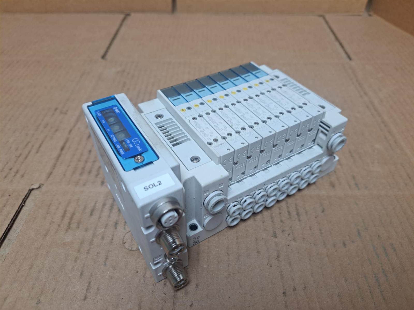 SMC Manifold Block SS5Y31-E4R010 w/ (8) Valves SY3201-5U1