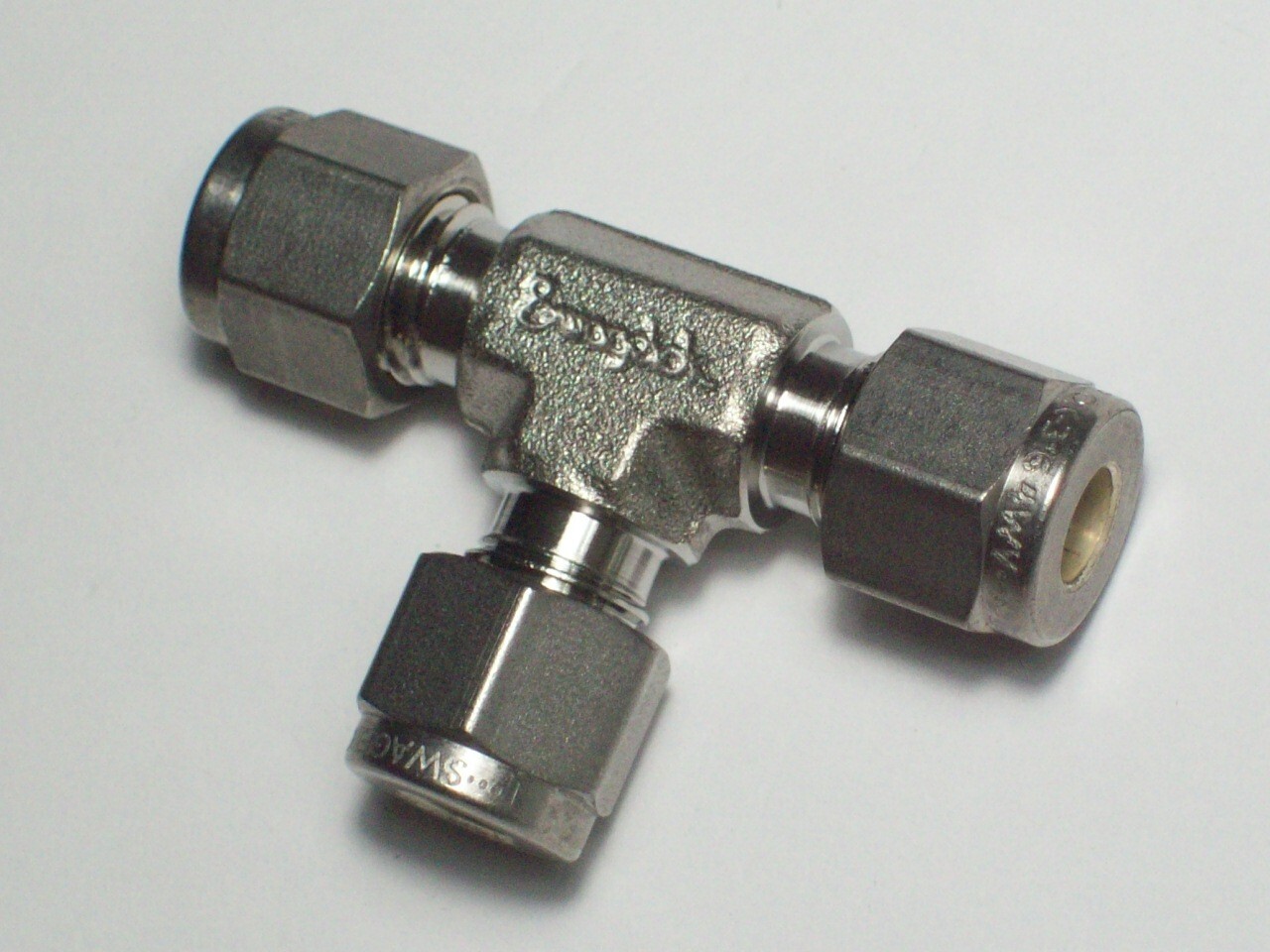 1 – Swagelok Stainless Steel Tee Union Fitting, 1/4″ OD Tube, SS-400-3
