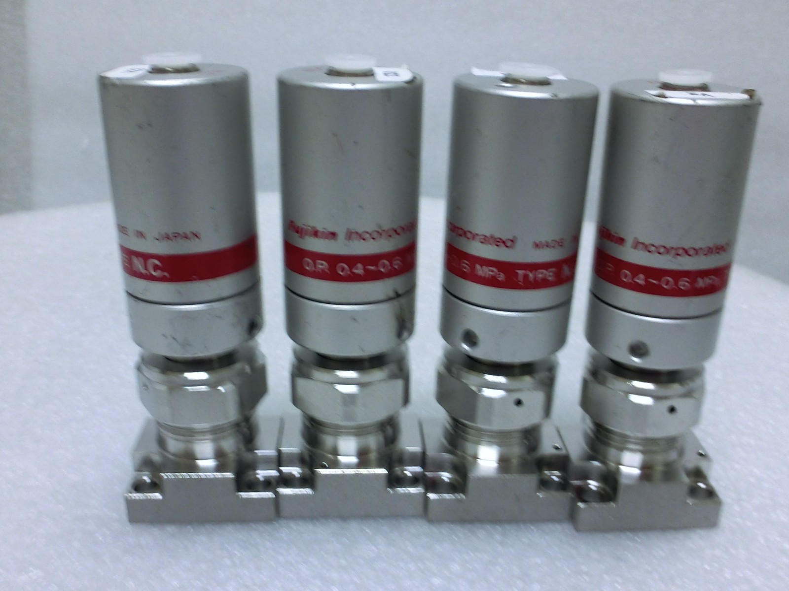 Lot of 4 Fujikin 401180 O.P. 0.5~0.6mPa N.C. Diaphragm Valve,Used,Jp~9930