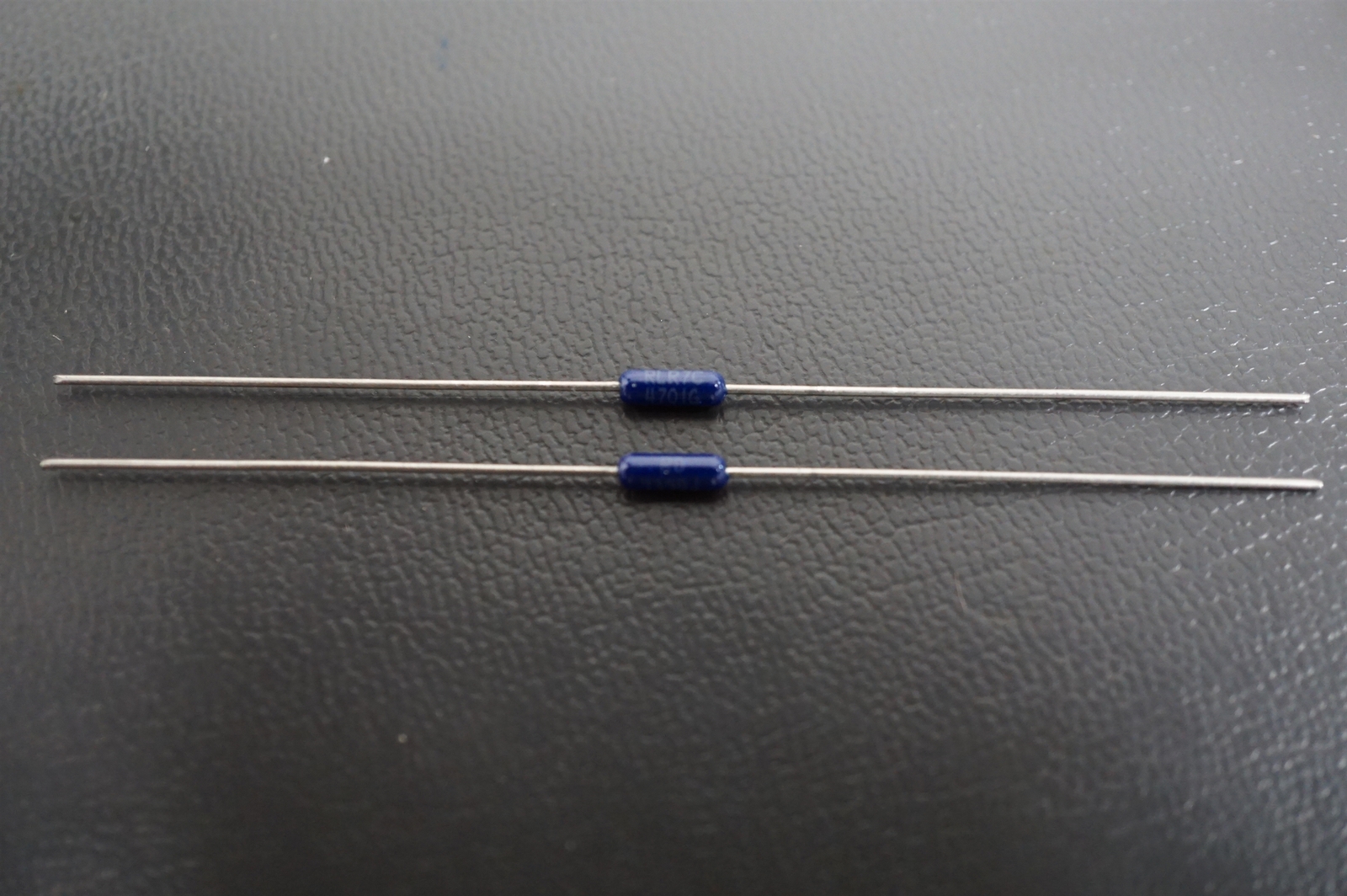 Lot of 2 RLR07C4701GR Vishay Metal Film Resistor 4.7k 4700 Ohm 250mW 1/4W Axial