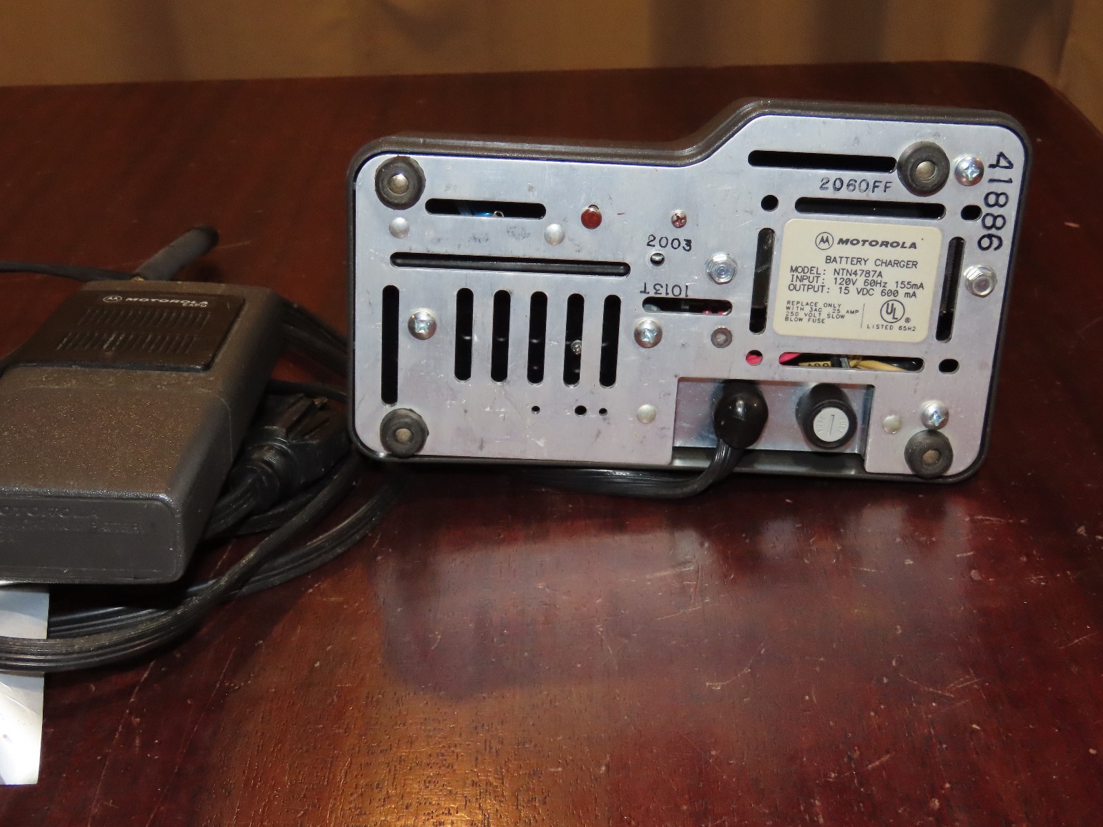 Motorola EXPO Portable Radio Handie Talkie With Charger untested