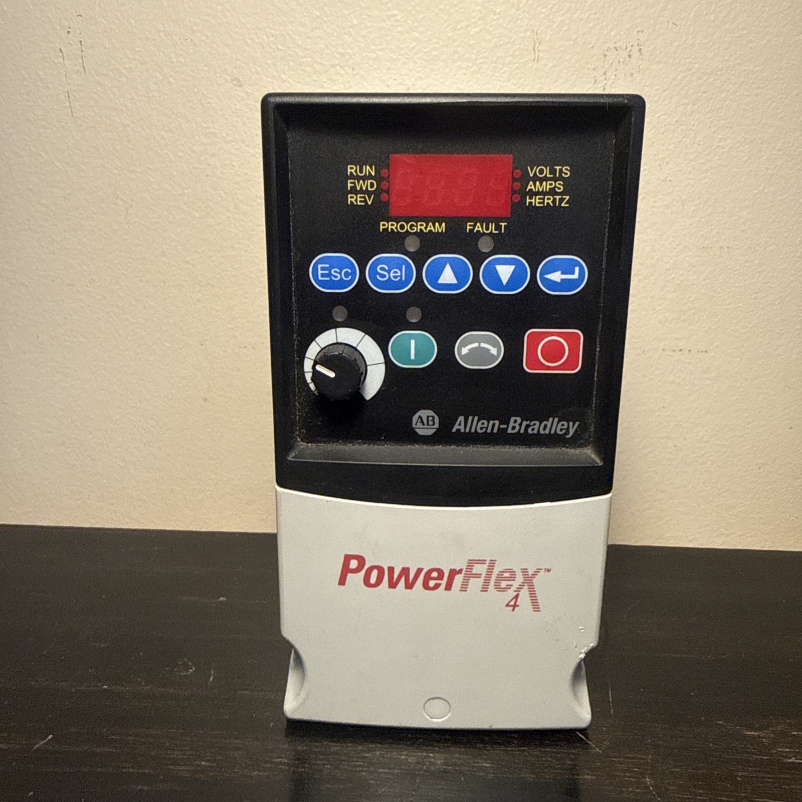 Allen-Bradley PowerFlex 4 AC Drive 380-480V 3Ph .75kW/1HP 2.3A / 22A-D2P3N104 /A