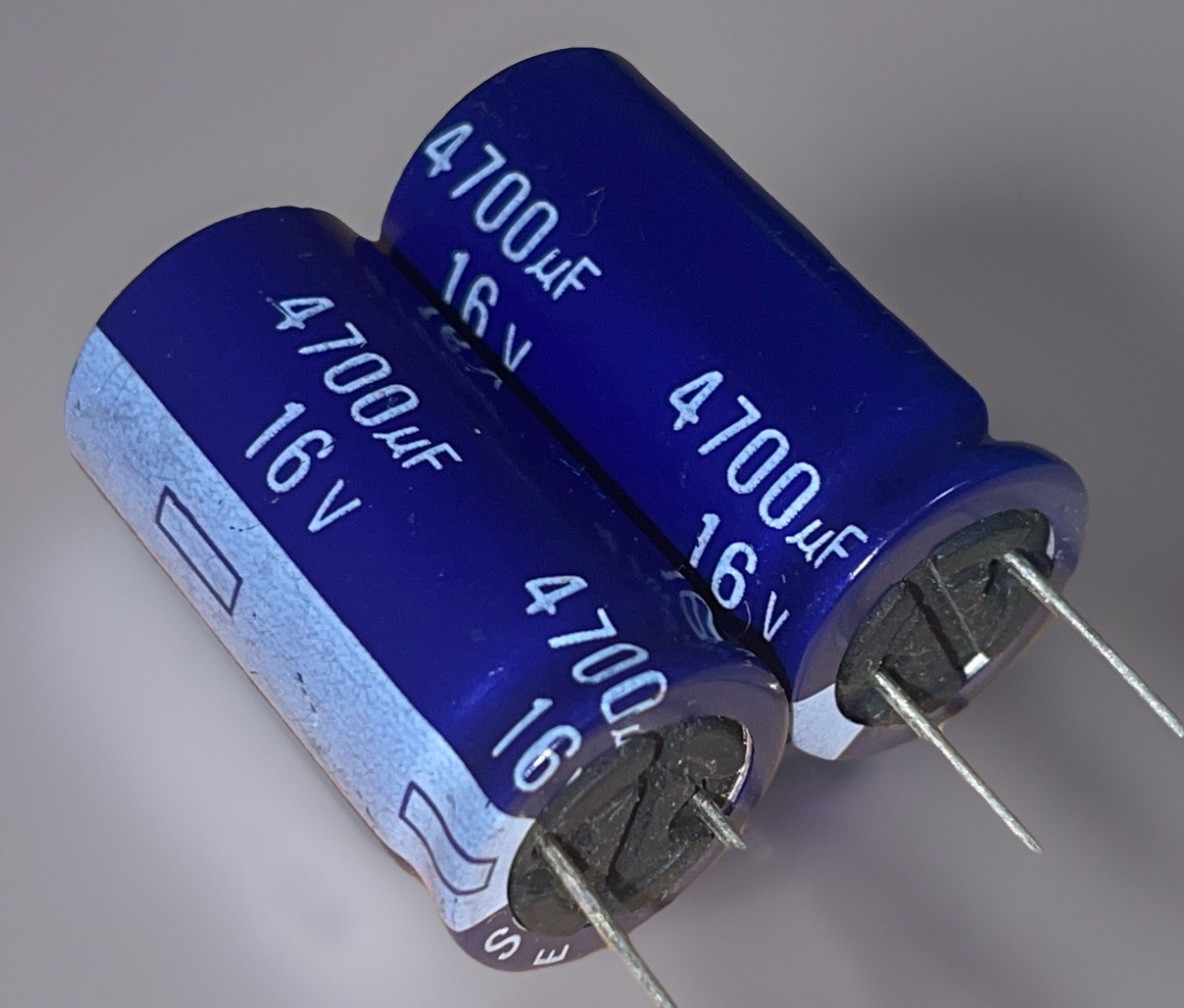 Lot of 2 – 4700uF 16V RM7.5 – Panasonic SU – 40mΩ ECEA1CN472U – 16x32mm – Low ESR