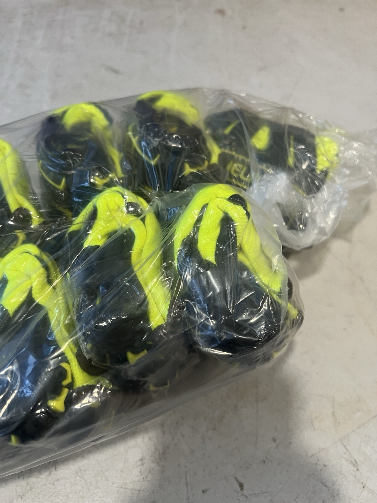 12 Pack HexArmor Helix 3006 TouchScreen Gloves – w/ ExoSkeleton. Size: 10/XL