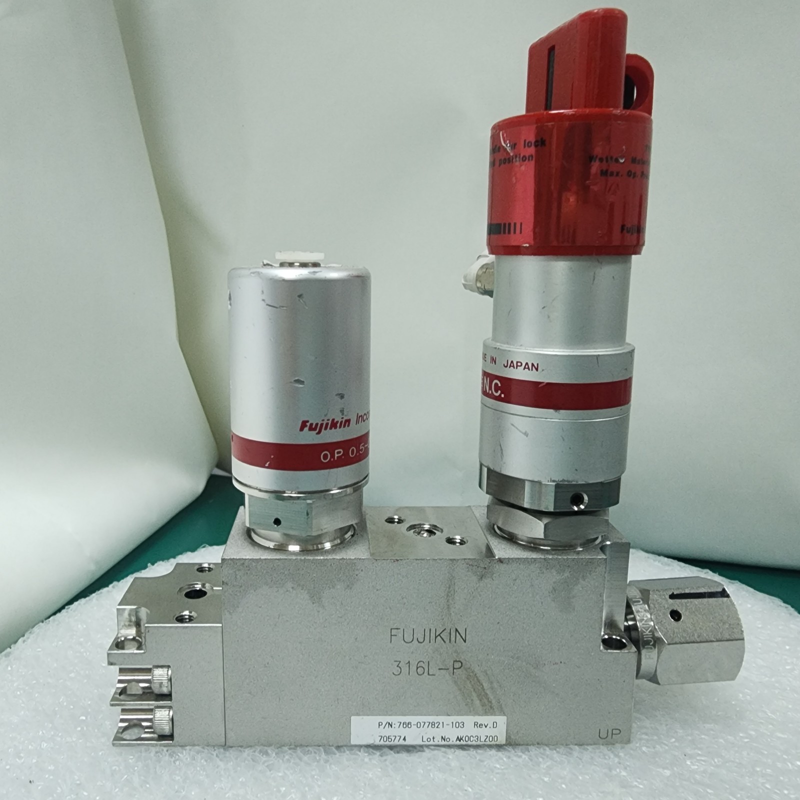 Lam 766-077821-103 Rev D,Fujikin 2xO.P. 0.5~0.6 Mpa Type NC Valve Assy,Use+97338