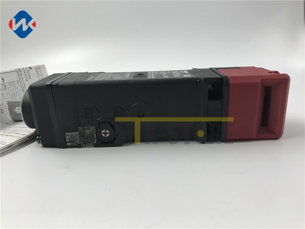 1PC New IN Box Omron D4SL-N2NFA-DN Safety Door Switch #G