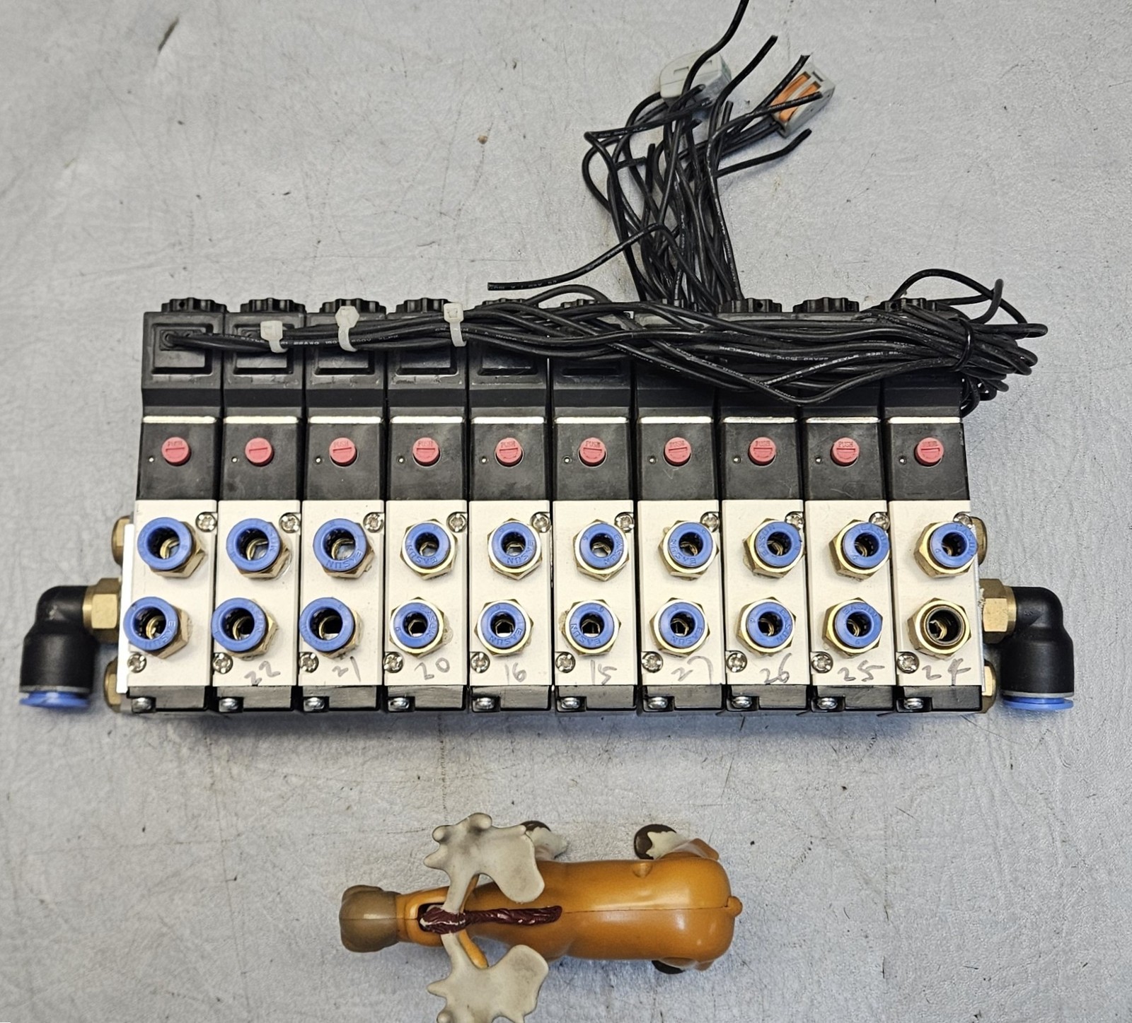 Lot of 10 4V210-08 Pneumatic Solenoid Valves 0.15-0.8MPa 24V on AirTac Manifold