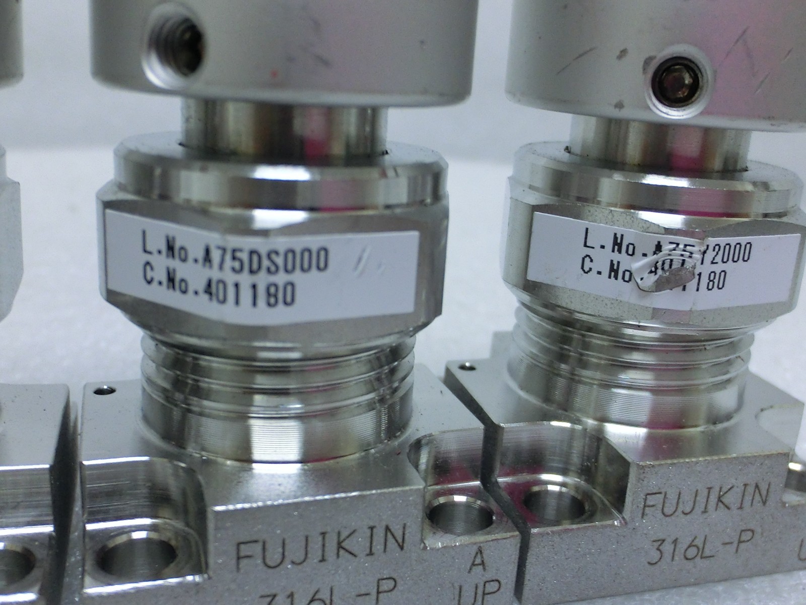 Lot of 4 Fujikin 401180 O.P. 0.5~0.6mPa N.C. Diaphragm Valve,Used,Jp~9930
