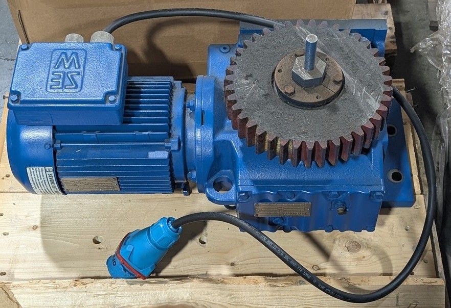 USED SEW Eurodrive Geared Motor Assembly 1680 RPM In 208 RPM Out 230YY/460Y 5 HP