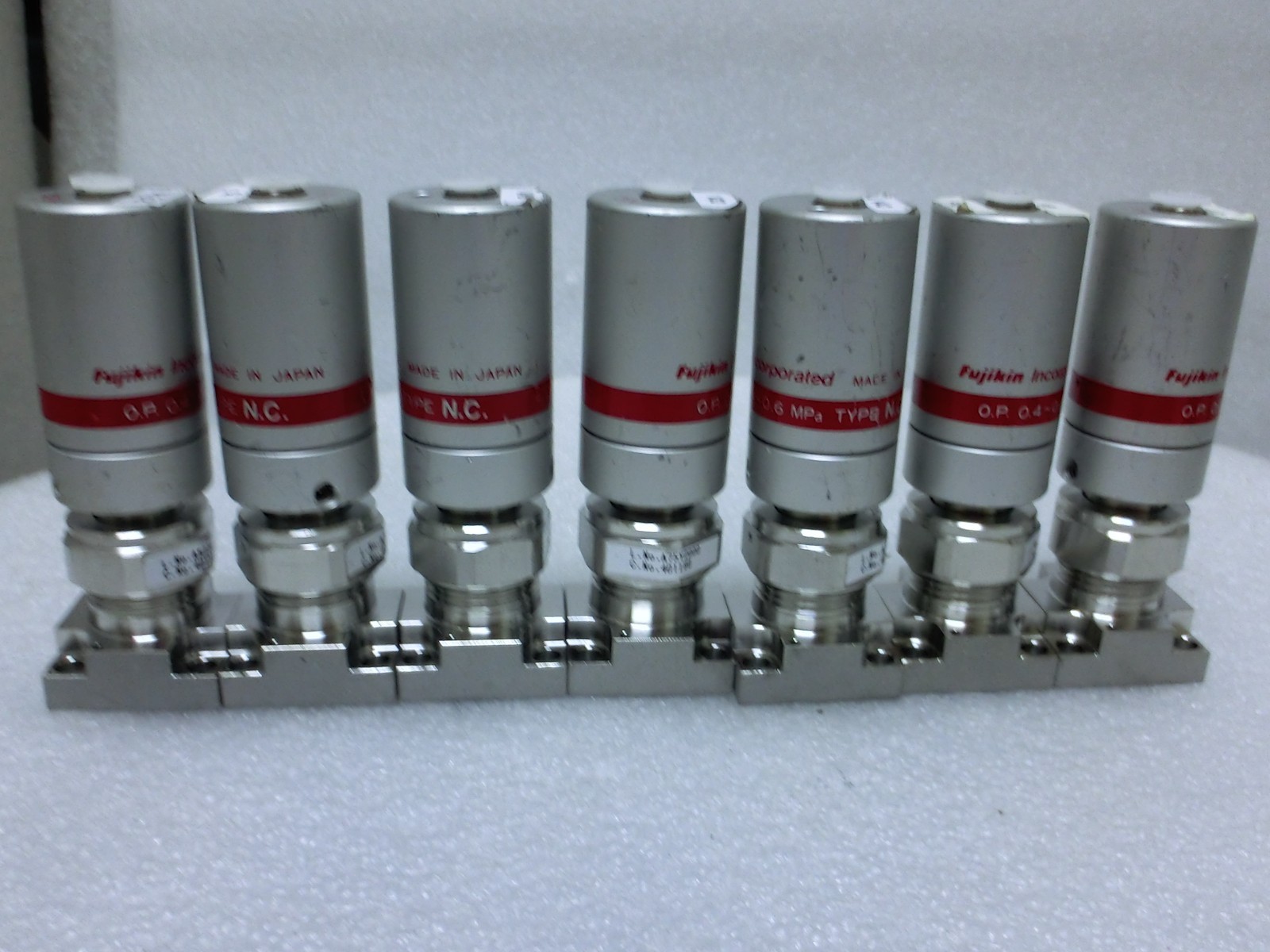 Lot of 7 Fujikin 401180 O.P. 0.5~0.6mPa N.C. Diaphragm Valve,Used,Jp~9931
