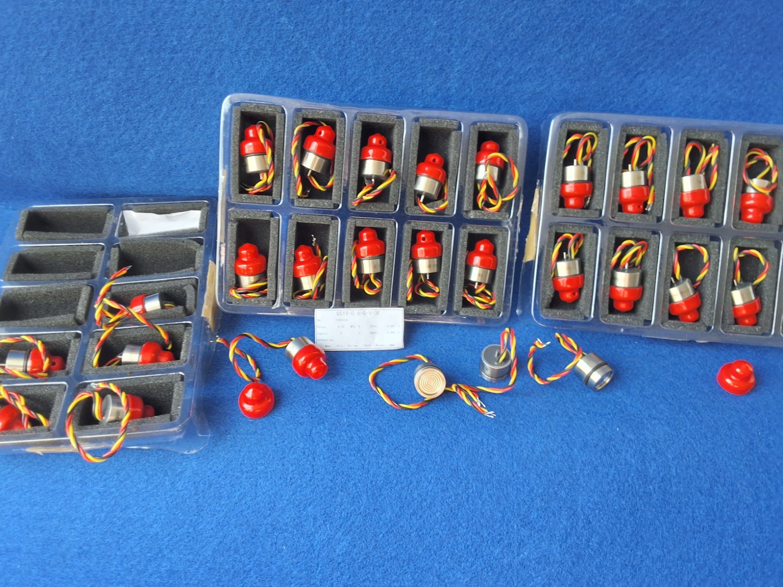 Lot of 29 Pressure Sensors GS19-06-G-V-3F Range: 0.25 MPa.