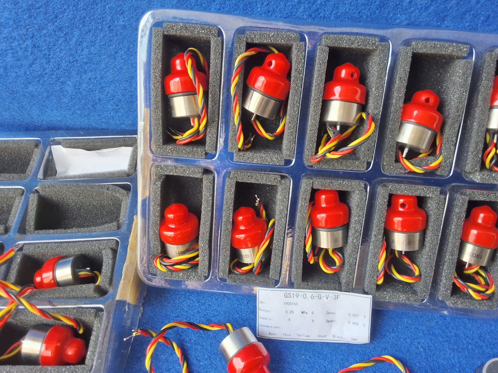 Lot of 29 Pressure Sensors GS19-06-G-V-3F Range: 0.25 MPa.