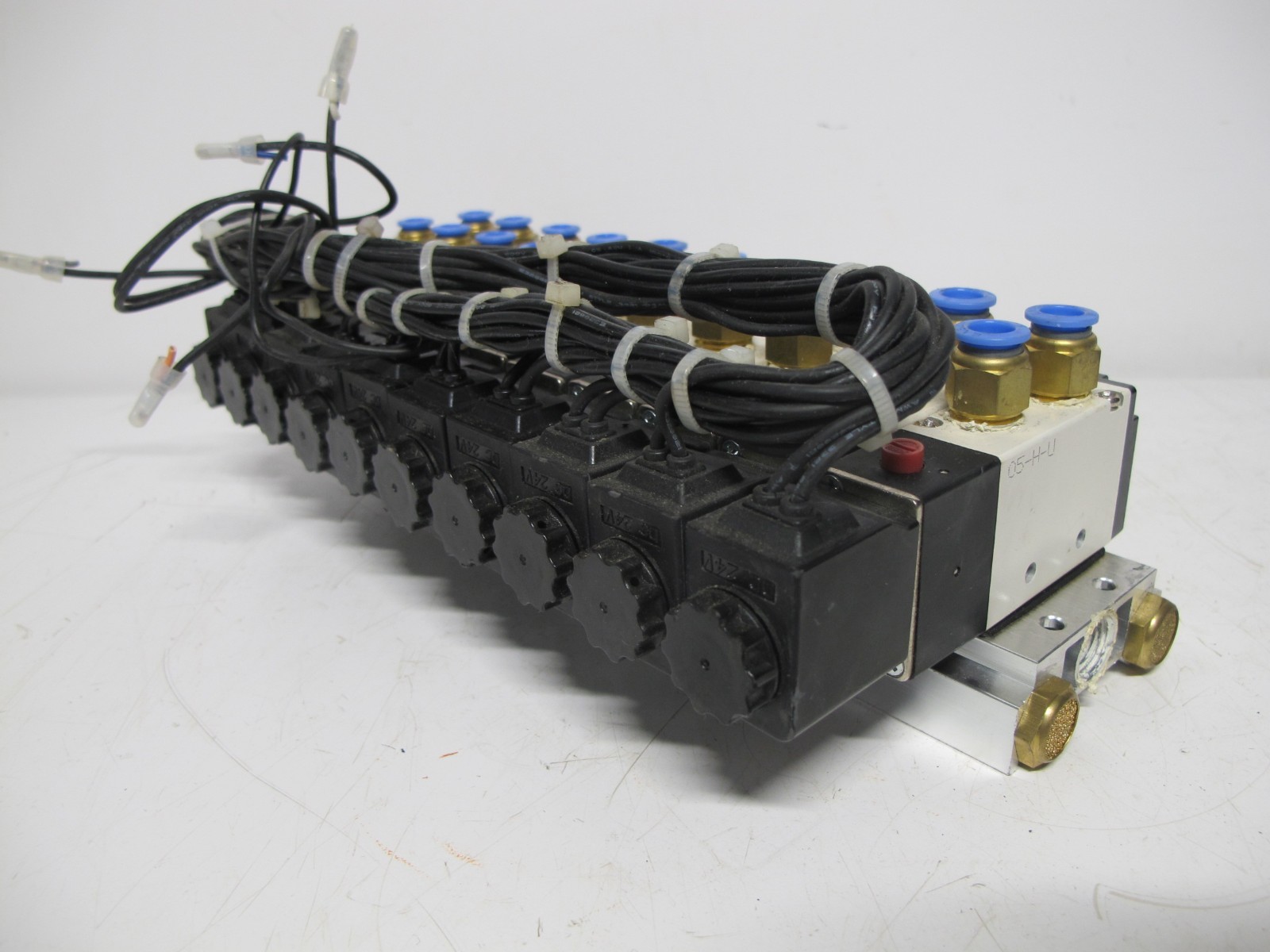Lot of 10 AirTAC 4V210-08 Valve Solenoid Manifold Body 0.15 0.8 MPa 4V21008 24 V