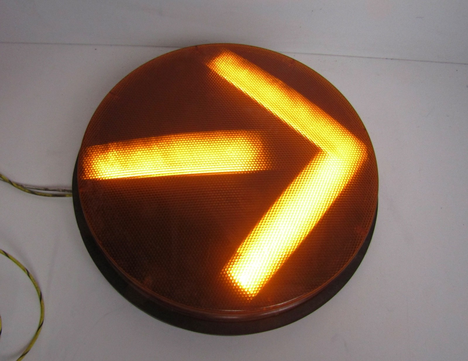 LED Traffic Signal – YELLOW Arrow – 12″ GE DR6 – YTAAN-17A-FL 120V – Works Great